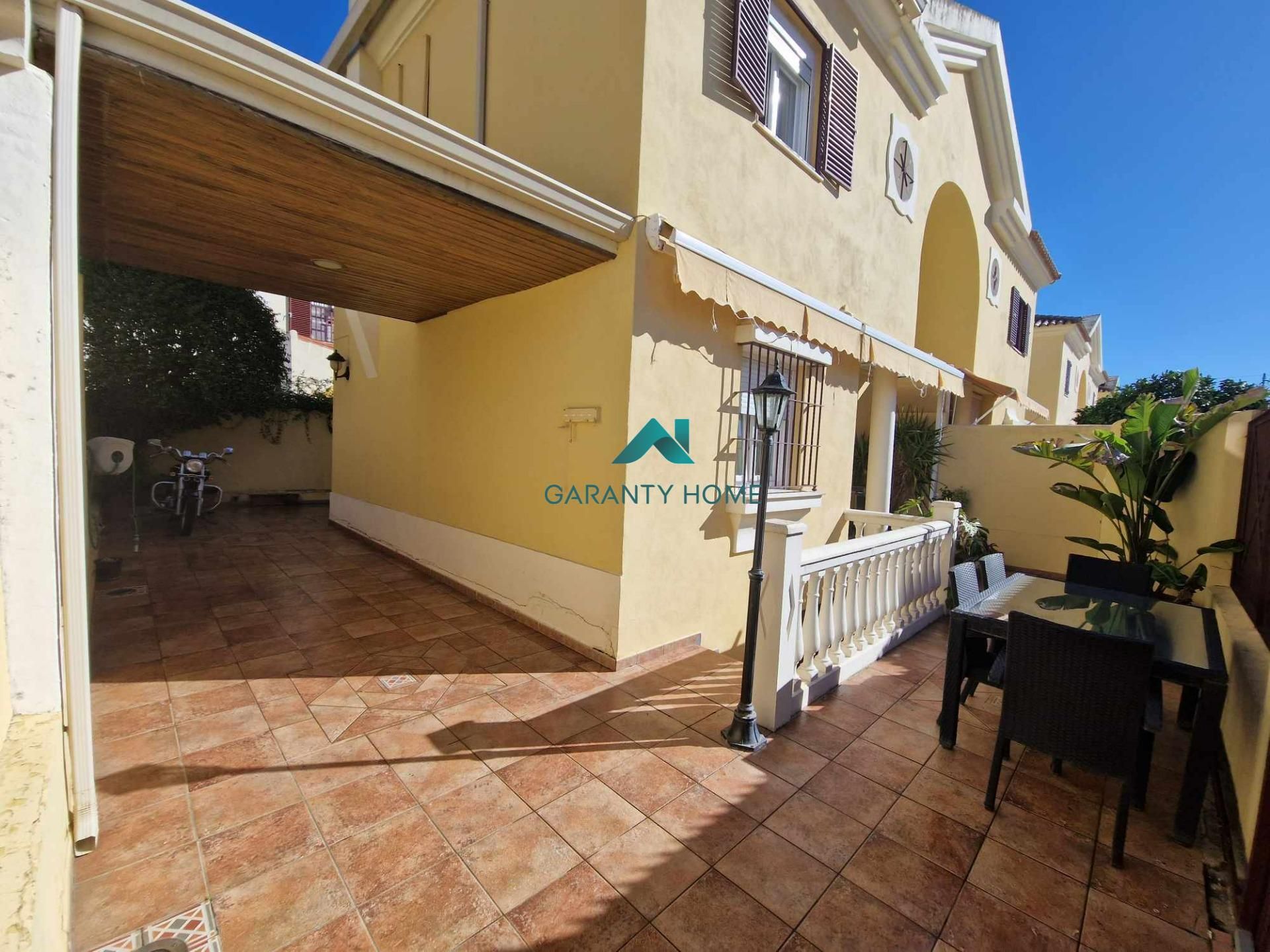 Vista exterior de Casa adosada en venda en Jerez de la Frontera amb Parquet