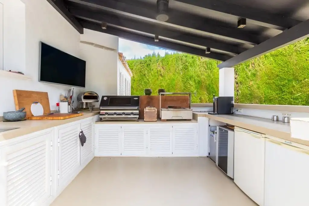 Cuina de Casa o xalet en venda en Marbella amb Aire condicionat, Calefacció i Jardí privat