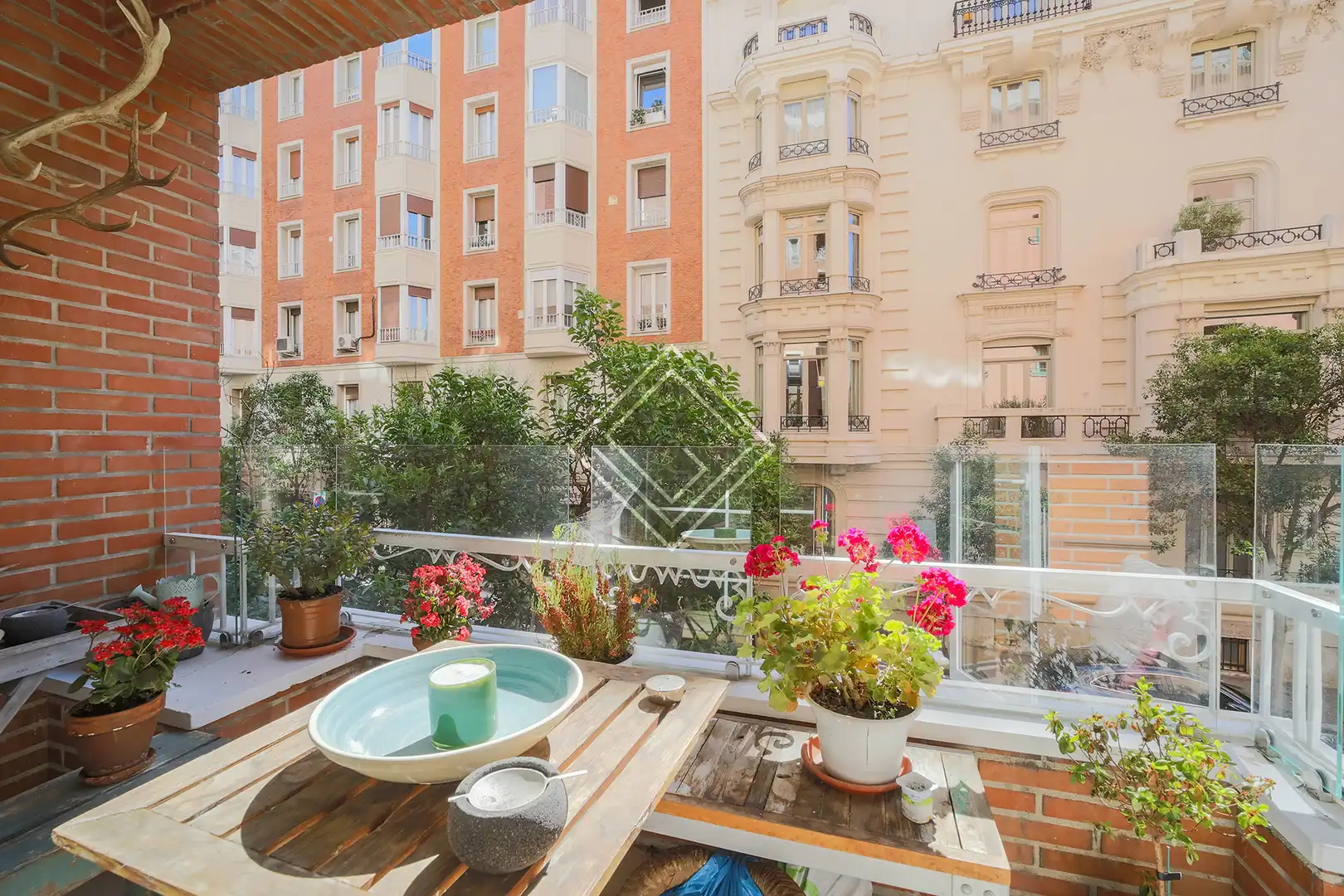 Terrasse von Einfamilien-Reihenhaus zum Verkauf in La Moraleja mit Klimaanlage, Heizung und Privatgarten