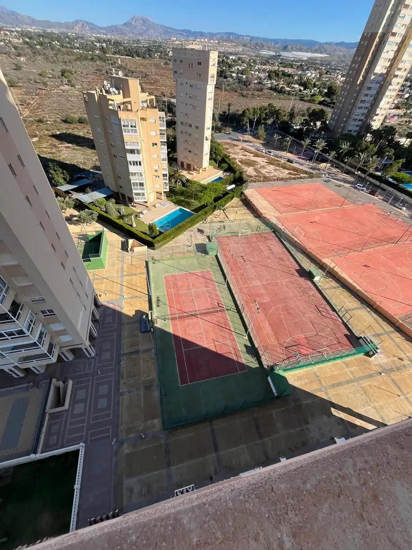 Außenansicht von Wohnung zur Miete in El Campello mit Balkon und Gemeinschaftspool