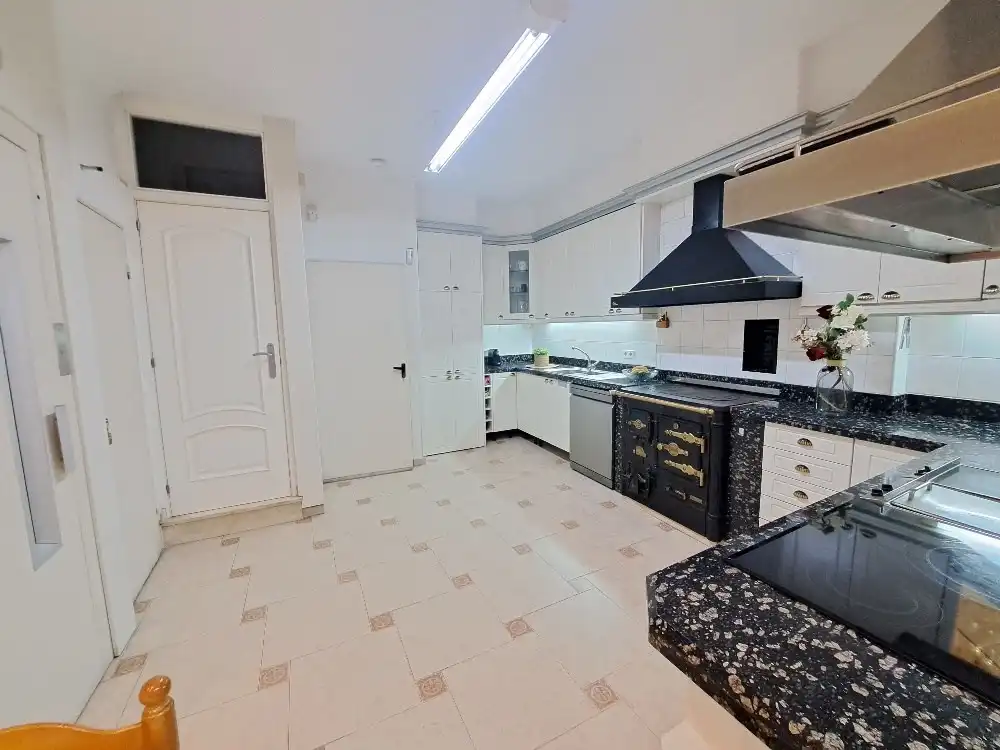 Küche von Einfamilien-Reihenhaus zum Verkauf in Rubí mit Klimaanlage, Heizung und Terrasse