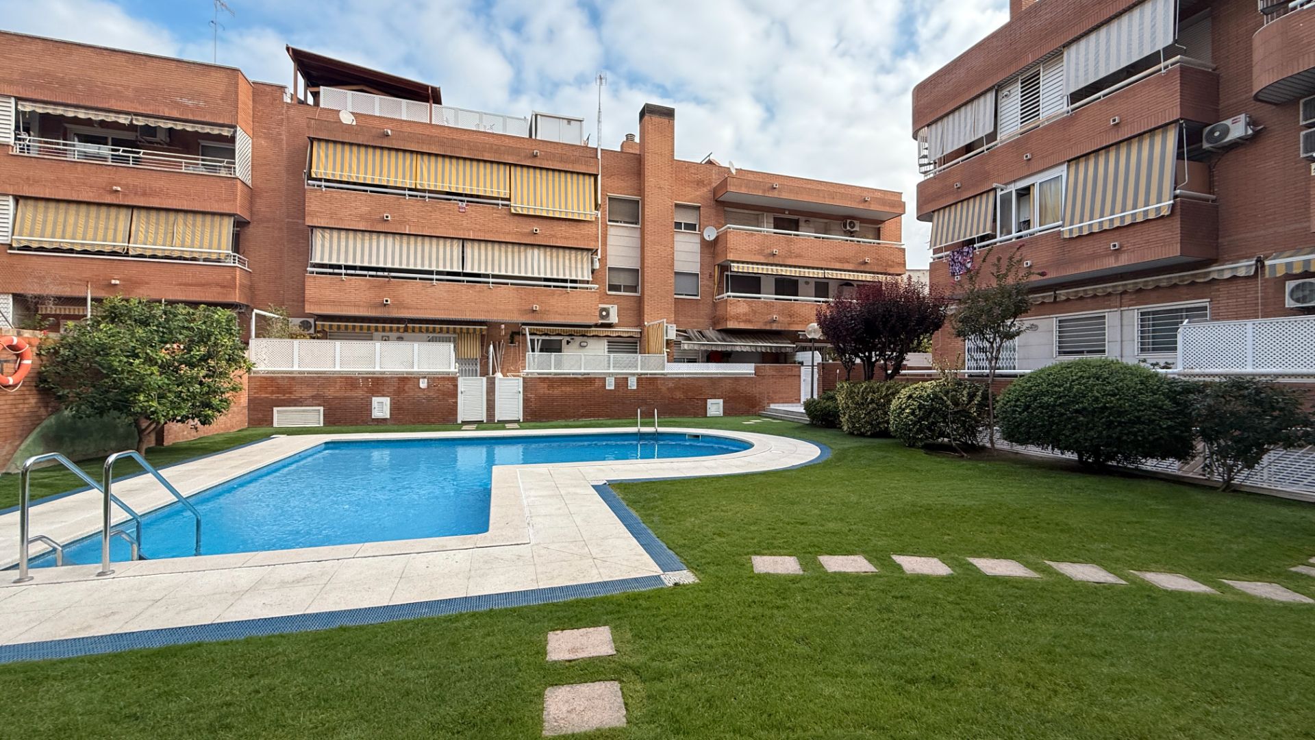 Piscina de Pis en venda en Cornellà de Llobregat amb Aire condicionat, Calefacció i Balcó