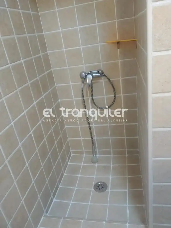 Bany de Pis de lloguer en Madrid amb Terrassa, Moblat i Rentadora