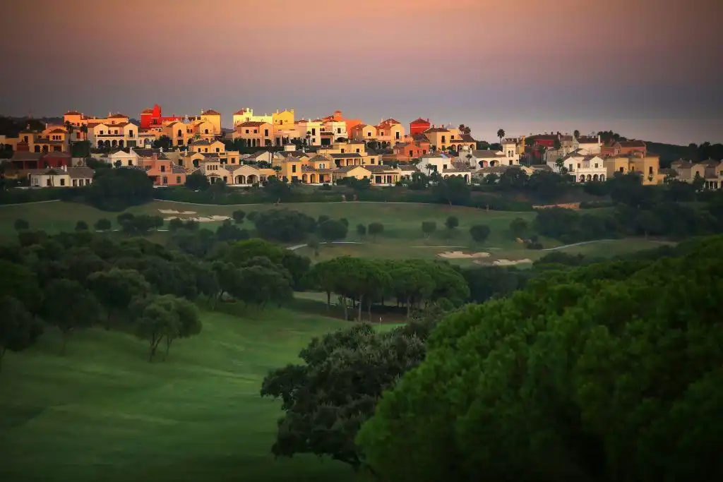 Vista exterior de Casa adosada de lloguer en Sotogrande amb Aire condicionat, Jardí privat i Piscina