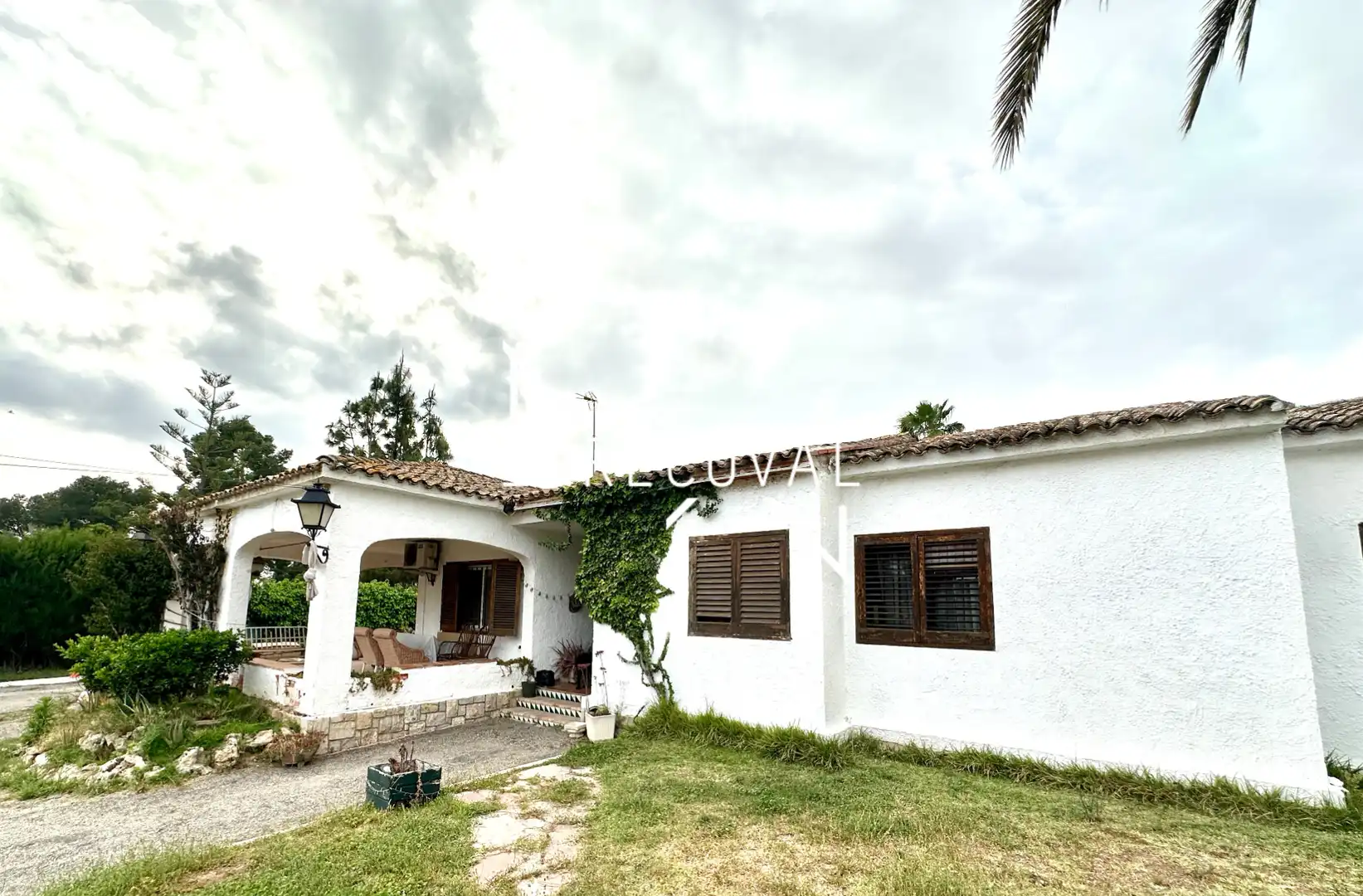 Außenansicht von Haus oder Chalet zum Verkauf in Paterna mit Klimaanlage, Heizung und Privatgarten