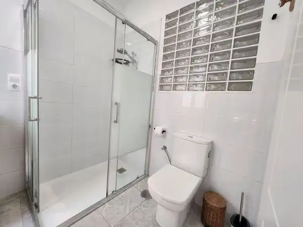 Badezimmer von Wohnung zur Miete in Las Palmas de Gran Canaria mit Möbliert und Waschmaschine