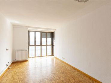 Piso con ascensor en venta en Avenida de Nuestra Señora de Valvanera 1