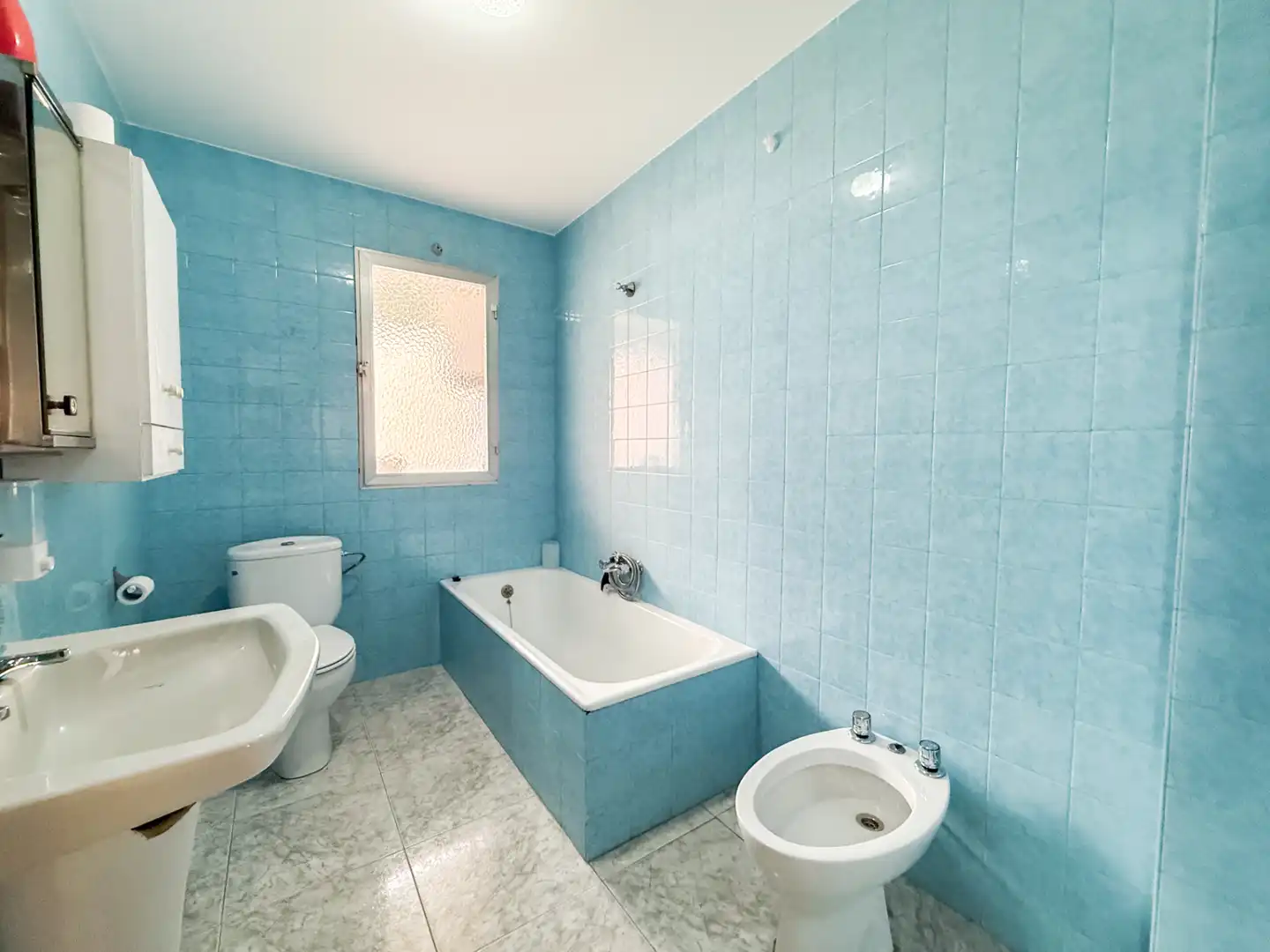 Baño de Piso en venta en Baza con Aire acondicionado, Terraza y Balcón