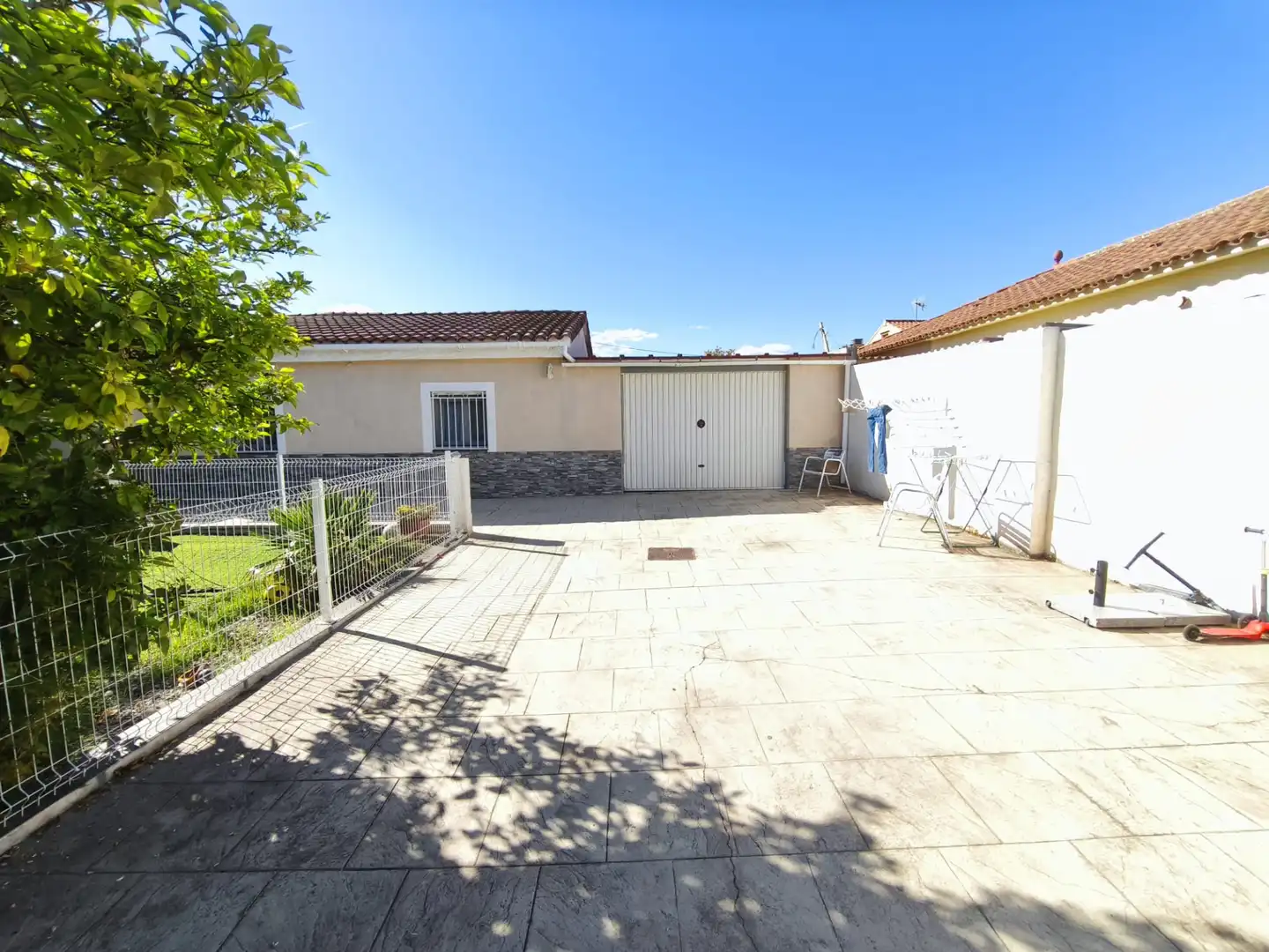 Vista exterior de Casa o xalet en venda en Mont-roig del Camp amb Aire condicionat, Calefacció i Jardí privat