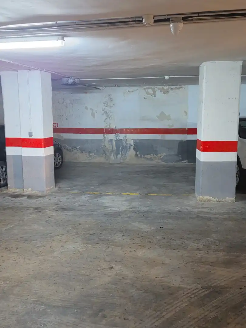 Parking of Flat for rent in Valencia  with Air Conditioner and Heating