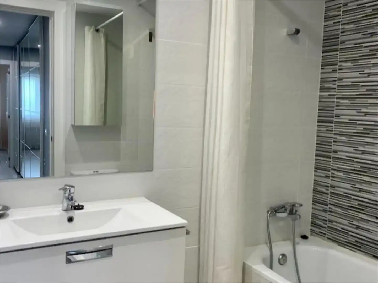 Badezimmer von Wohnung zur Miete in  Madrid Capital mit Klimaanlage, Schwimmbad und Balkon