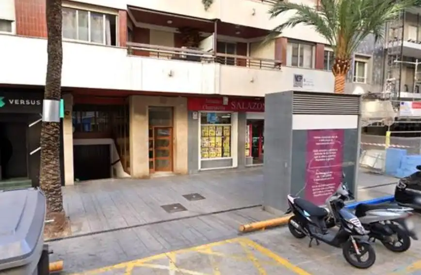 Aparcament amb ascensor en venda a Avinguda de la República Argentina