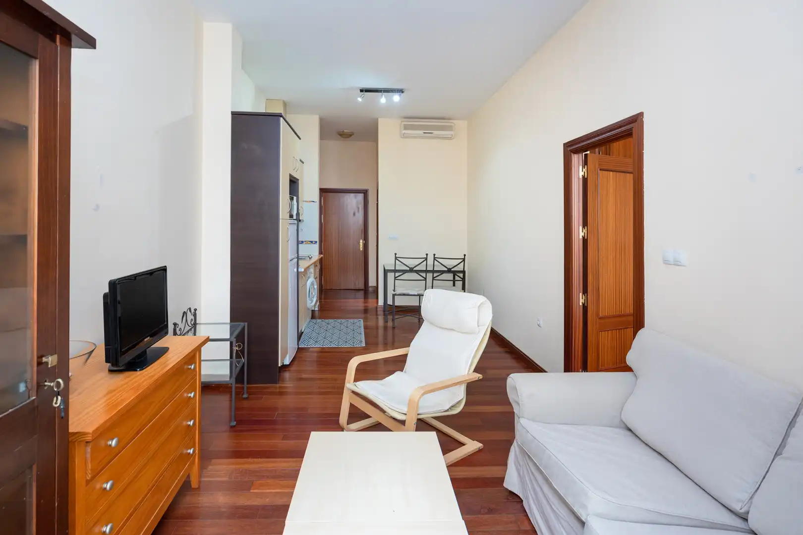 Living room of Flat for rent in Granada  with Air Conditioner, Heating and Parquet flooring