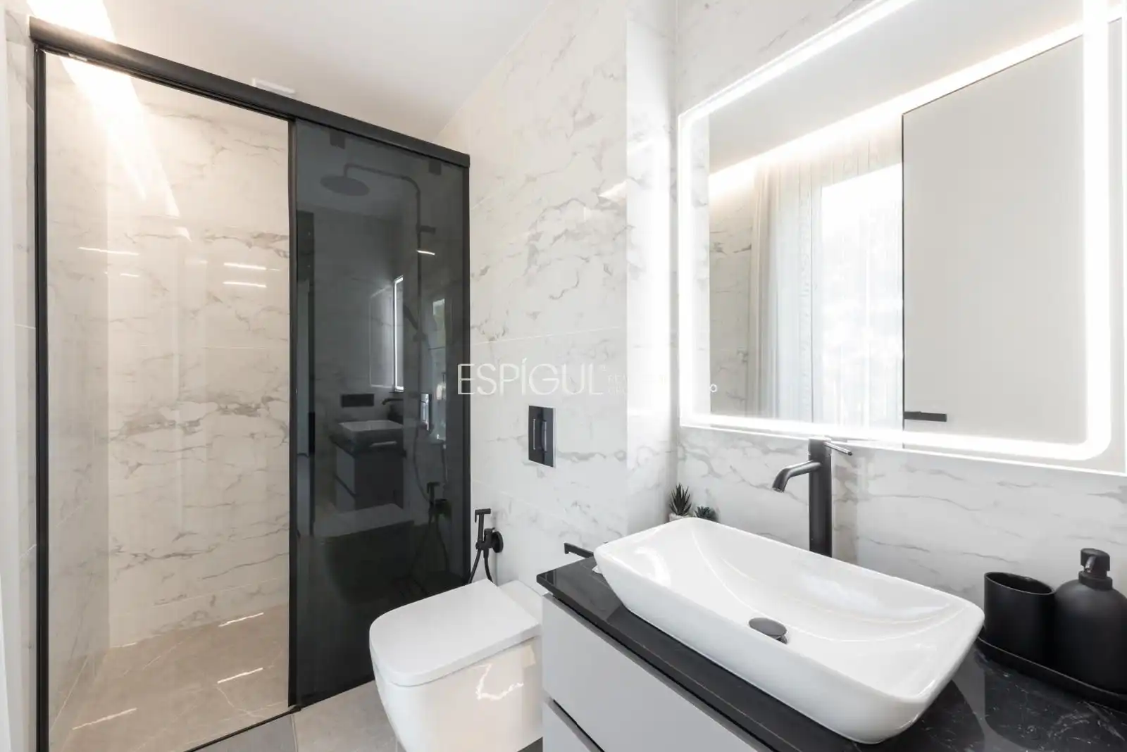 Bathroom of Houses for sale in Castelldefels  with Air Conditioner, Heating and Parquet flooring