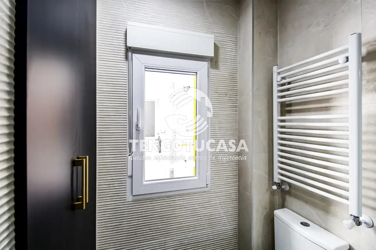 Bathroom of Flat for sale in Madrid  with Air Conditioner, Heating and Furnished