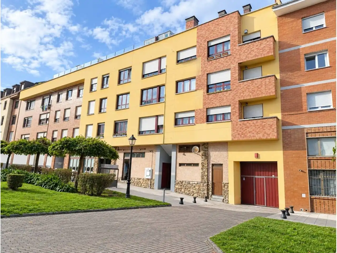 Vista exterior de Piso en venta en Oviedo  con Calefacción, Parquet y Trastero
