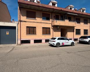 Exterior view of Flat for sale in Nava del Rey  with Heating, Furnished and Oven