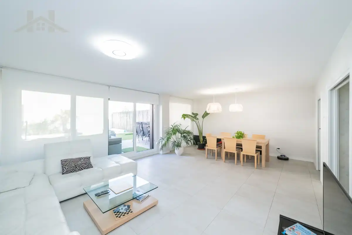 Sala d'estar de Casa adosada en venda en Boadilla del Monte amb Aire condicionat, Calefacció i Jardí privat