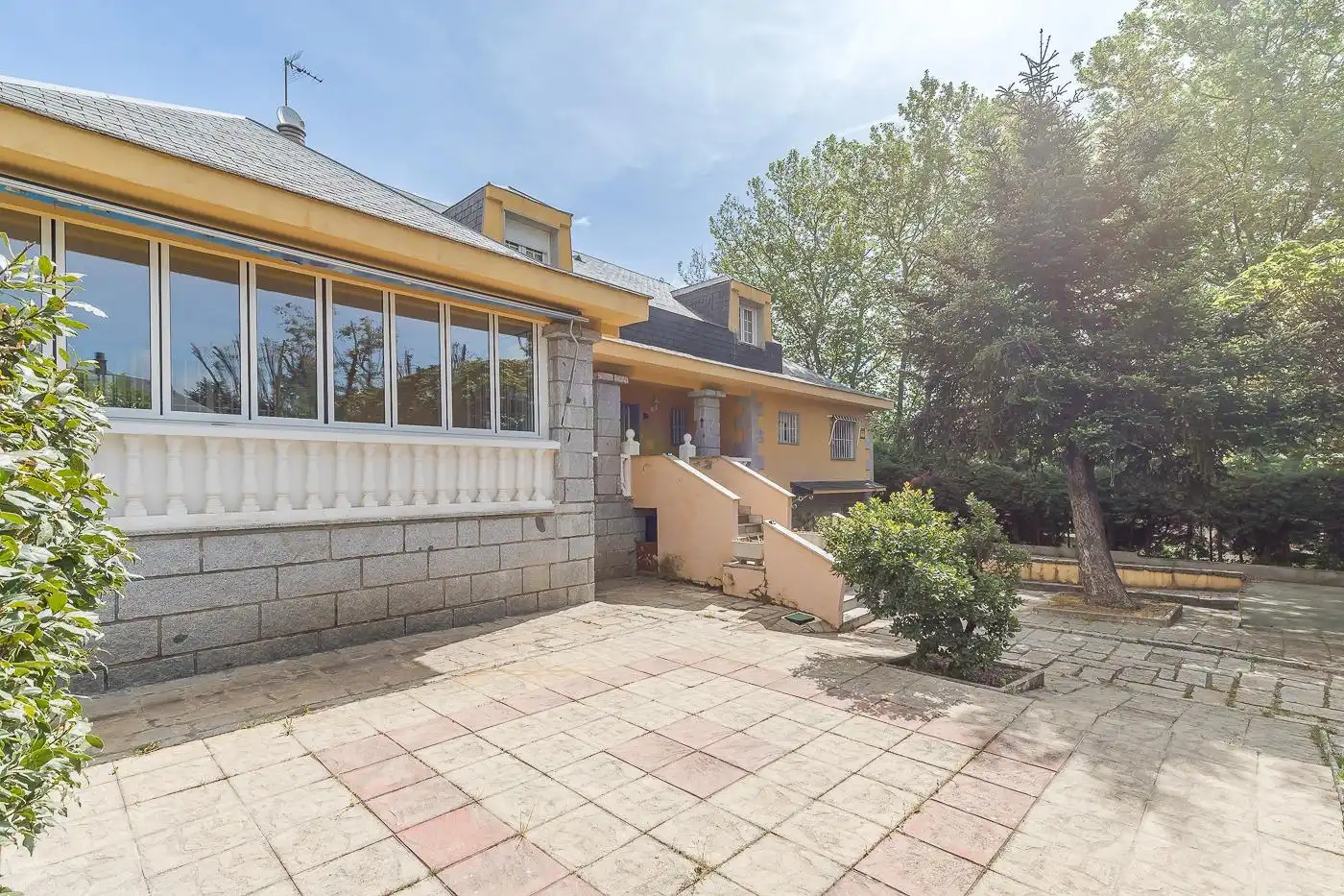 Vista exterior de Casa o chalet en venta en San Lorenzo de El Escorial con Calefacción, Alarma y Piscina comunitaria