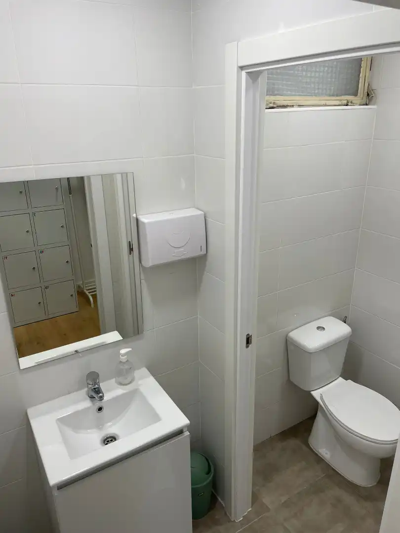 Bathroom of Commercial properties for sale in Alcorcón  with Air Conditioner and Alarm