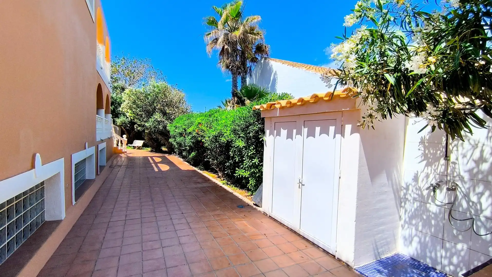 Außenansicht von Einfamilien-Reihenhaus zum Verkauf in La Manga del Mar Menor mit Terrasse