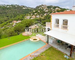 Vista exterior de Casa o xalet de lloguer en Lloret de Mar amb Terrassa i Piscina