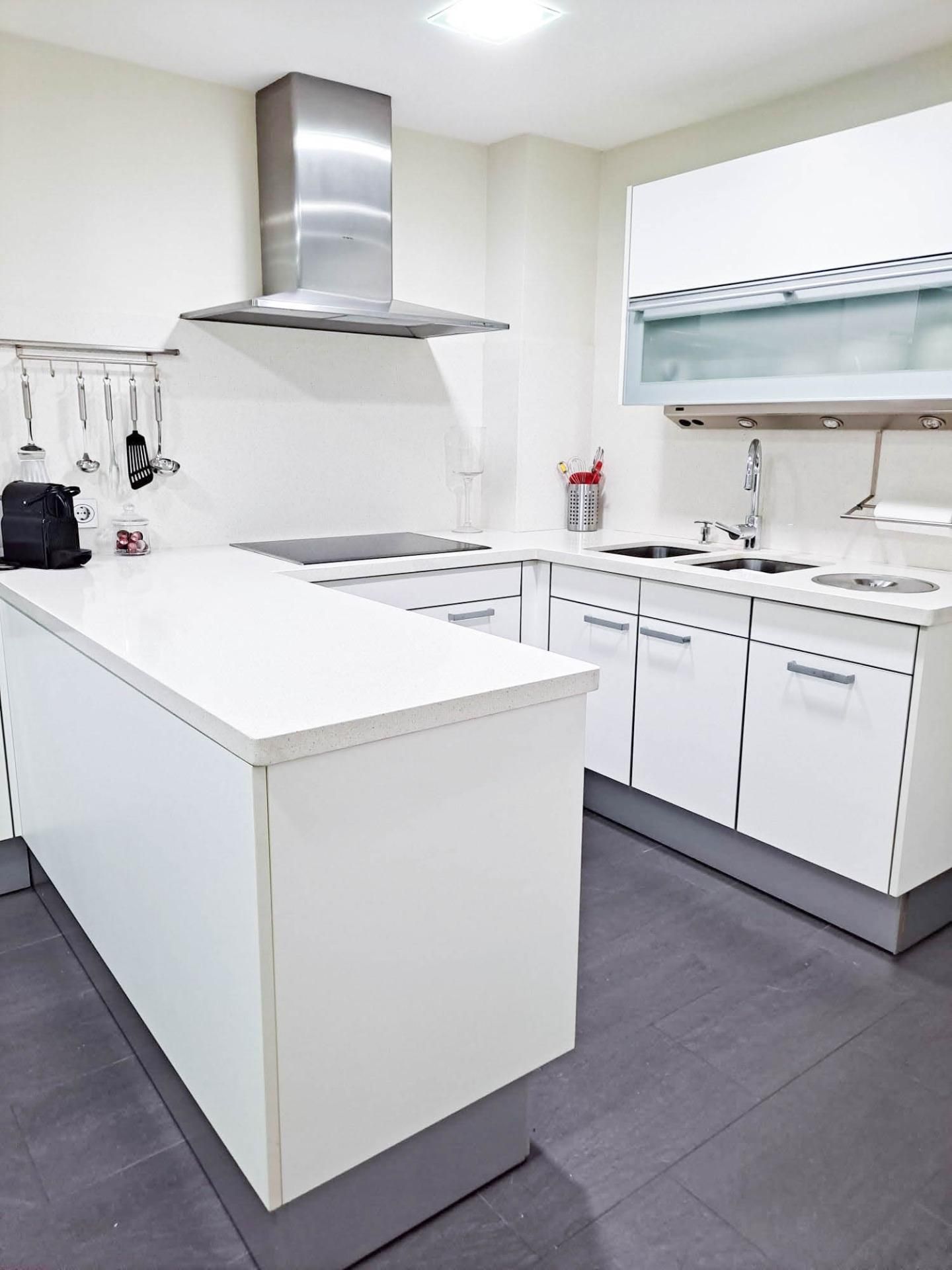 Cocina de Piso de alquiler en  Valencia Capital con Aire acondicionado