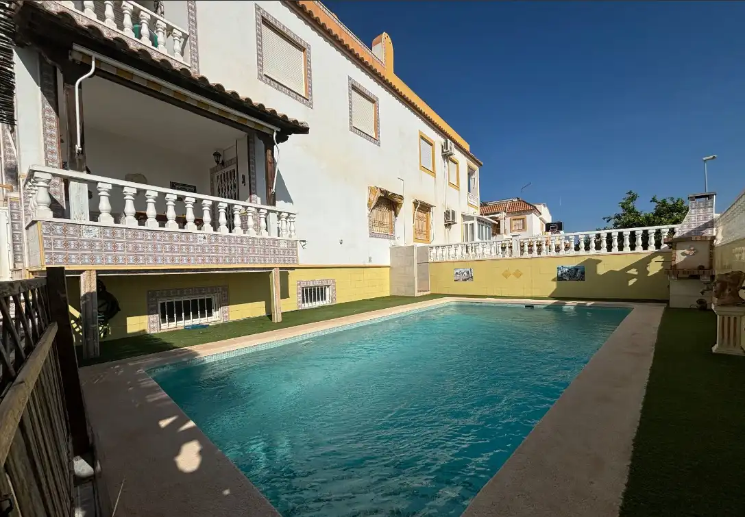 Piscina de Casa o xalet de lloguer en Torrevieja amb Aire condicionat, Calefacció i Jardí privat