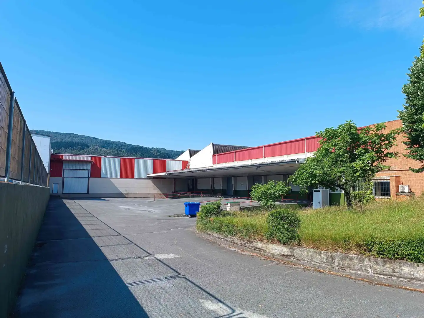 Vista exterior de Nave industrial en venta en Derio