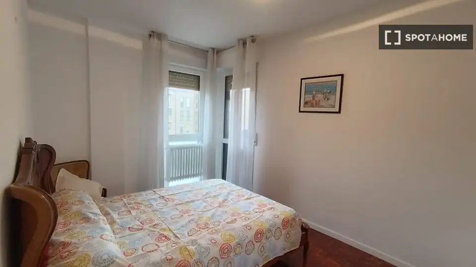 Room in Mendebaldea - Ermitagaña
