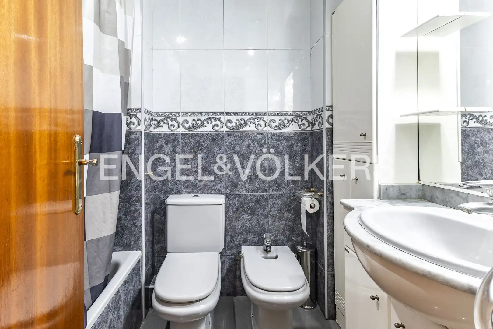 Badezimmer von Wohnung zum Verkauf in Barcelona mit Klimaanlage, Heizung und Privatgarten