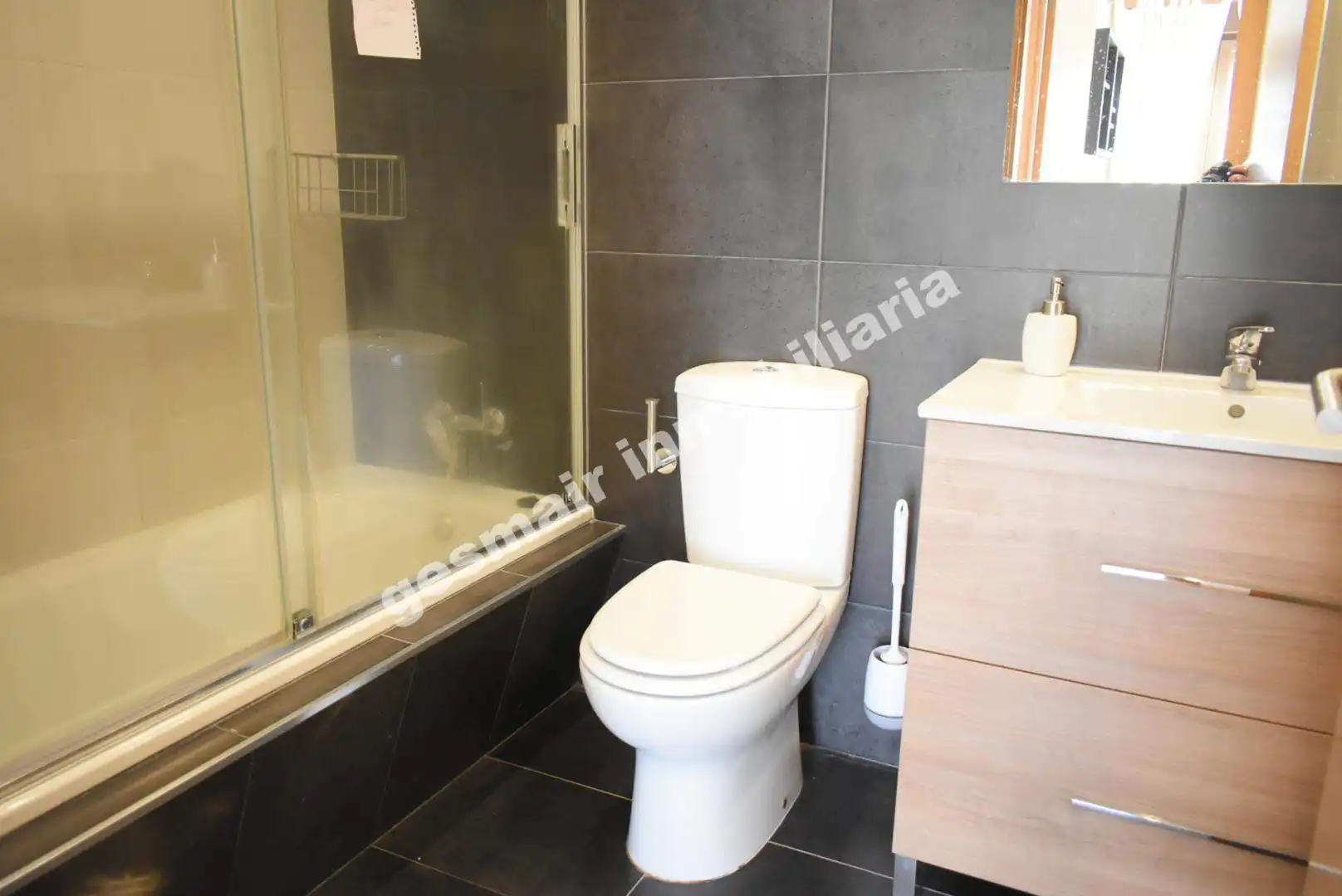 Bany de Apartament de lloguer en Pontevedra Capital  amb Calefacció, Parquet i Terrassa