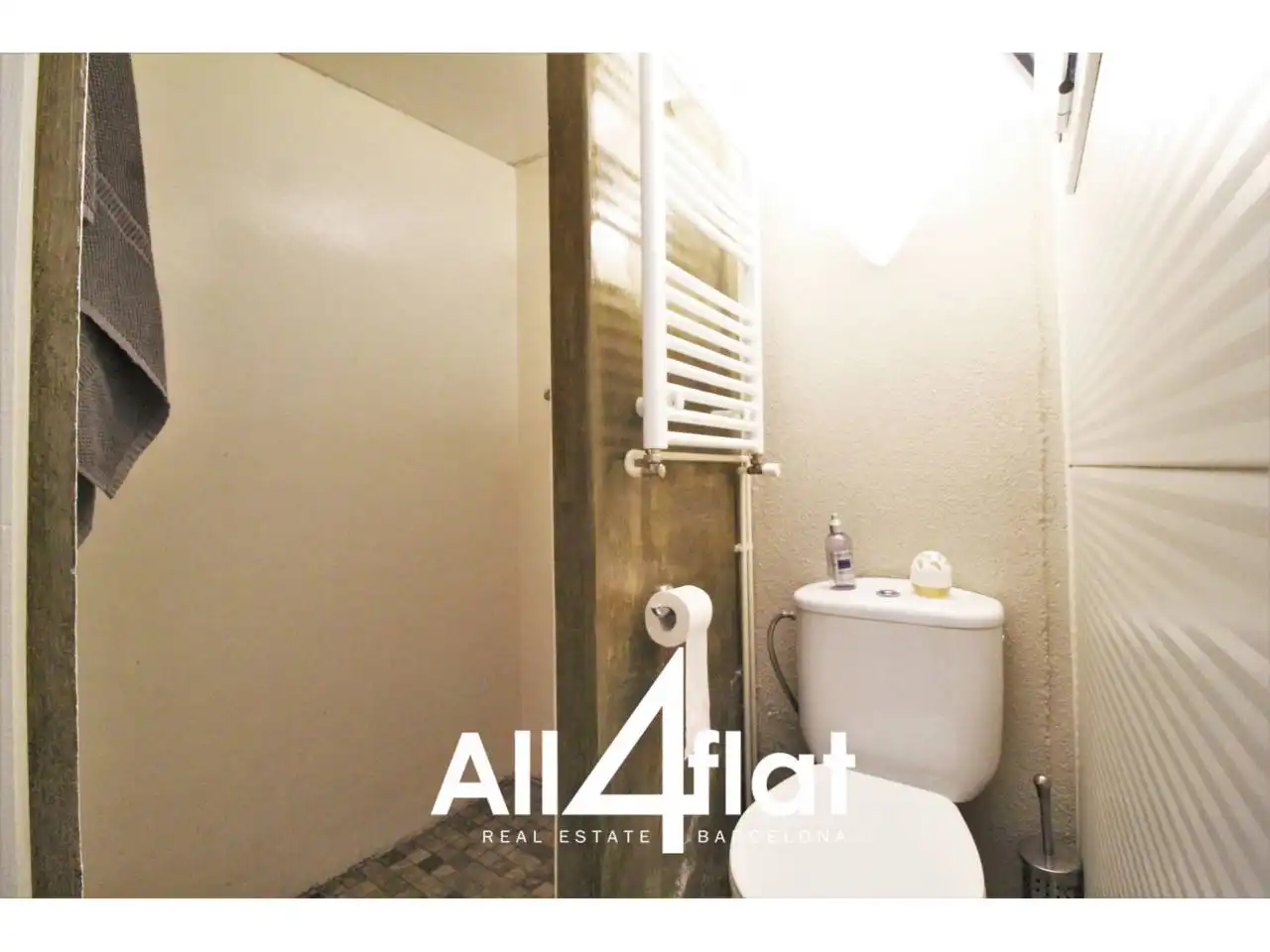 Badezimmer von Wohnung zur Miete in Barcelona mit Heizung, Parkett und Abstellraum