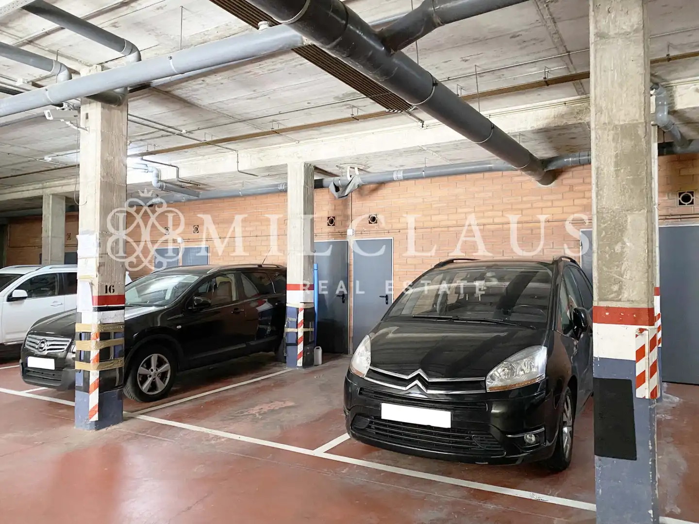 Parkplatz von Einfamilien-Reihenhaus zum Verkauf in L'Hospitalet de Llobregat mit Klimaanlage, Heizung und Parkett