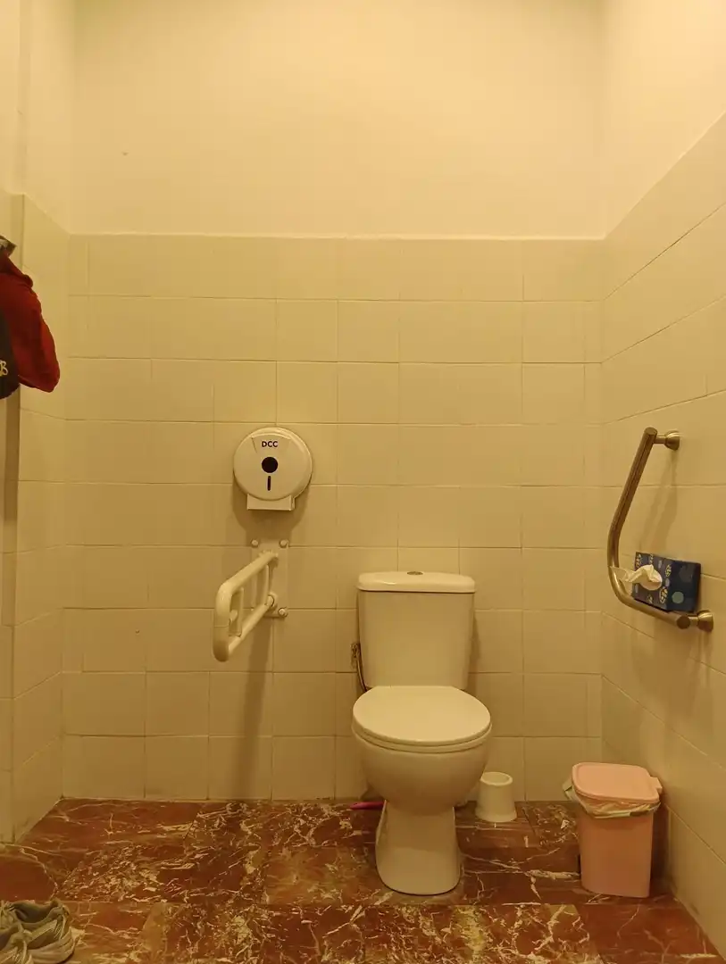 Badezimmer von Geschaftsraum zur Miete in Granada mit Klimaanlage