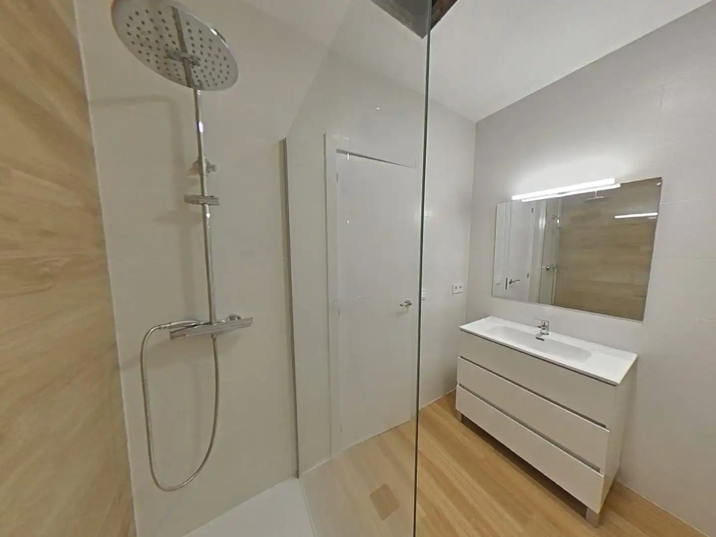 Badezimmer von Einfamilien-Reihenhaus zum Verkauf in El Vendrell mit Privatgarten und Parkett
