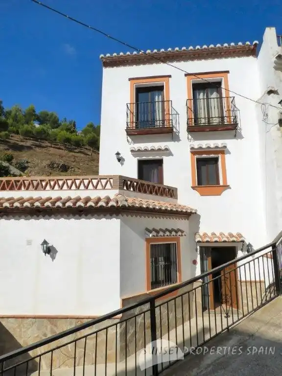Vista exterior de Casa adosada en venda en Salares amb Terrassa