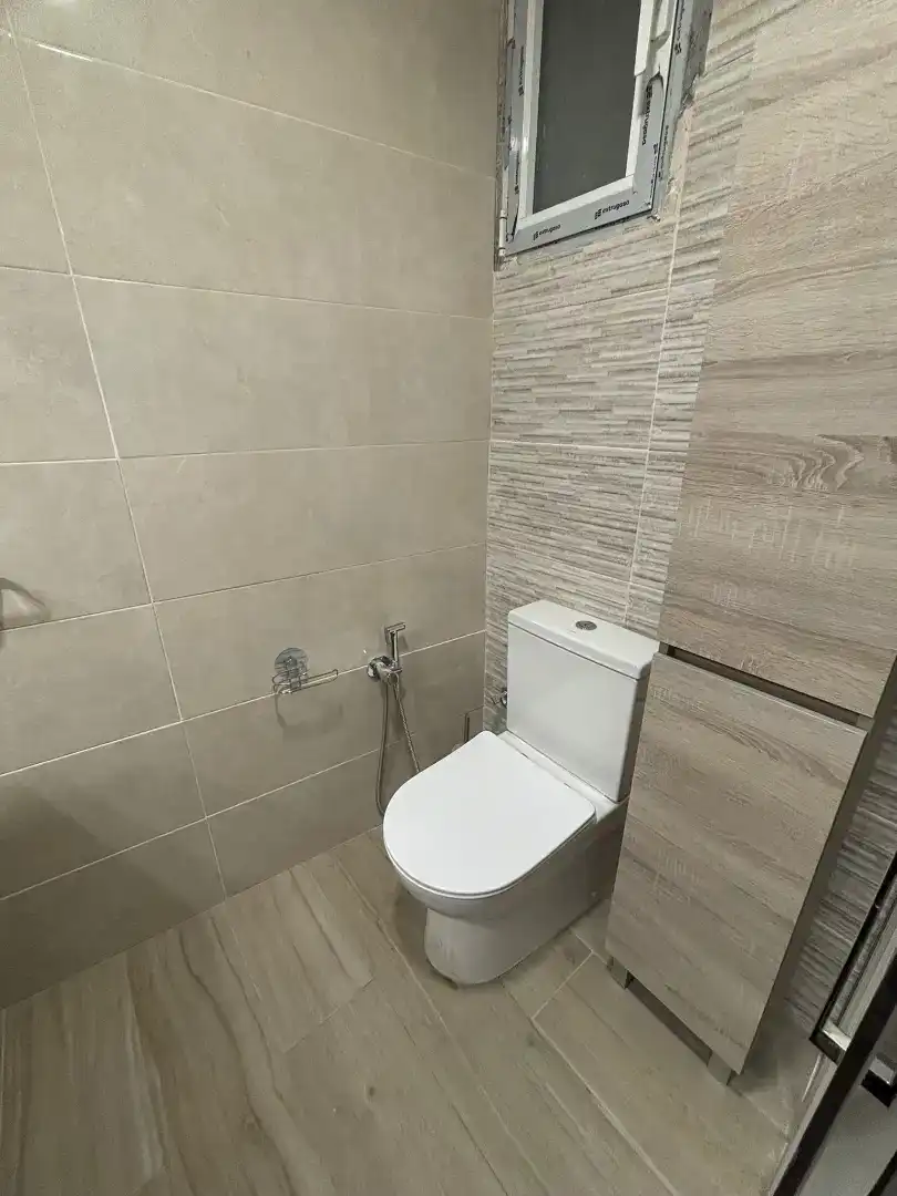 Bathroom of Flat for rent in Vigo   with Private garden, Parquet flooring and Storage room
