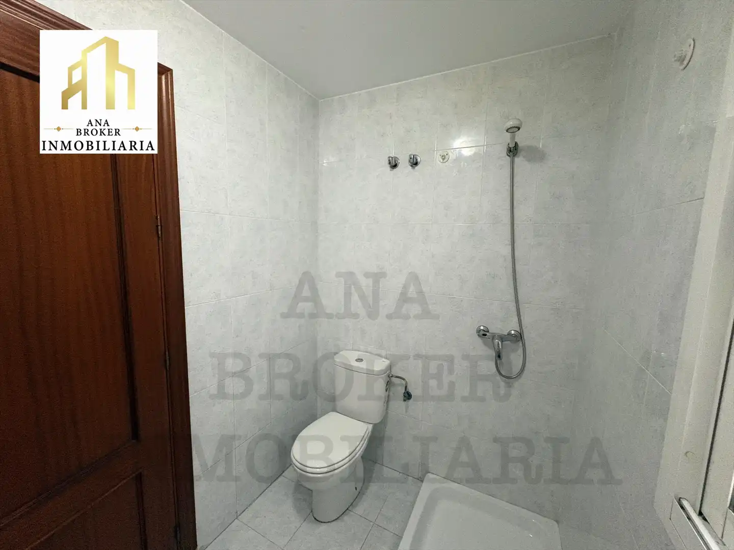 Baño de Piso en venta en Ronda con Aire acondicionado, Terraza y Piscina comunitaria
