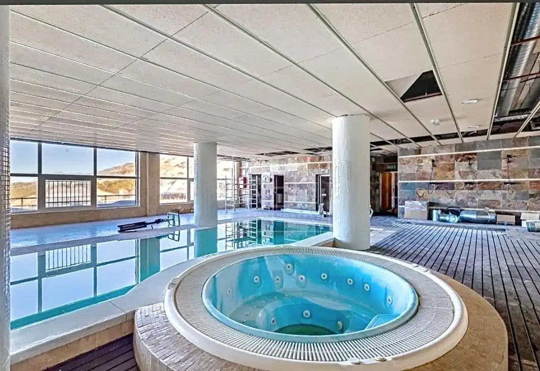 Piscina de Estudi en venda en Sierra Nevada amb Calefacció, Traster i Piscina comunitària