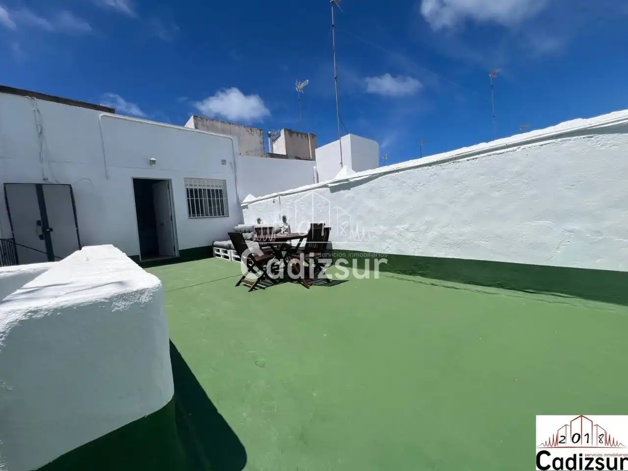 Vista exterior de Àtic en venda en Cádiz amb Aire condicionat, Terrassa i Moblat