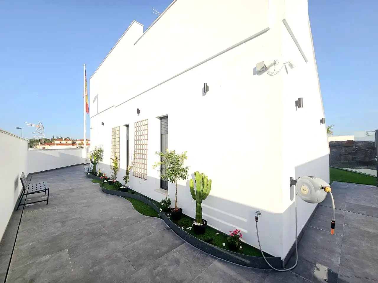 Vista exterior de Casa o xalet en venda en Alcalá de Guadaira amb Aire condicionat, Jardí privat i Terrassa
