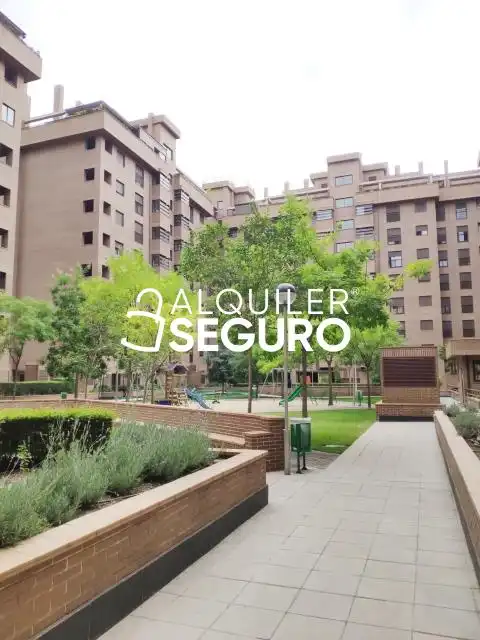 Außenansicht von Wohnung zur Miete in Madrid mit Heizung, Schwimmbad und Möbliert