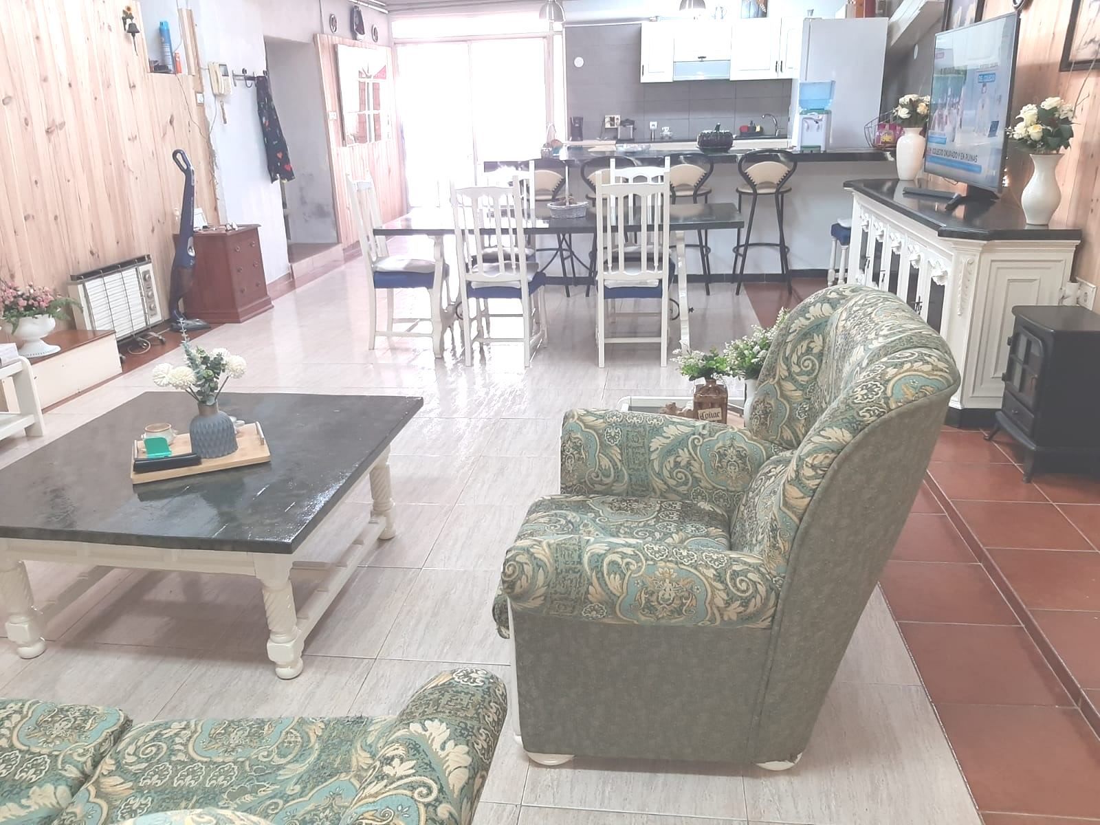 Sala d'estar de Finca rústica en venda en Pueyo de Santa Cruz amb Calefacció, Terrassa i Traster