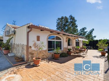 Casa rústica con piscina en venta en Nueva Aljaima - Las Tres Leguas - Los Mondeños
