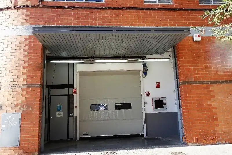 Industrial building with lift to rent in Almeda - El Corte Inglés