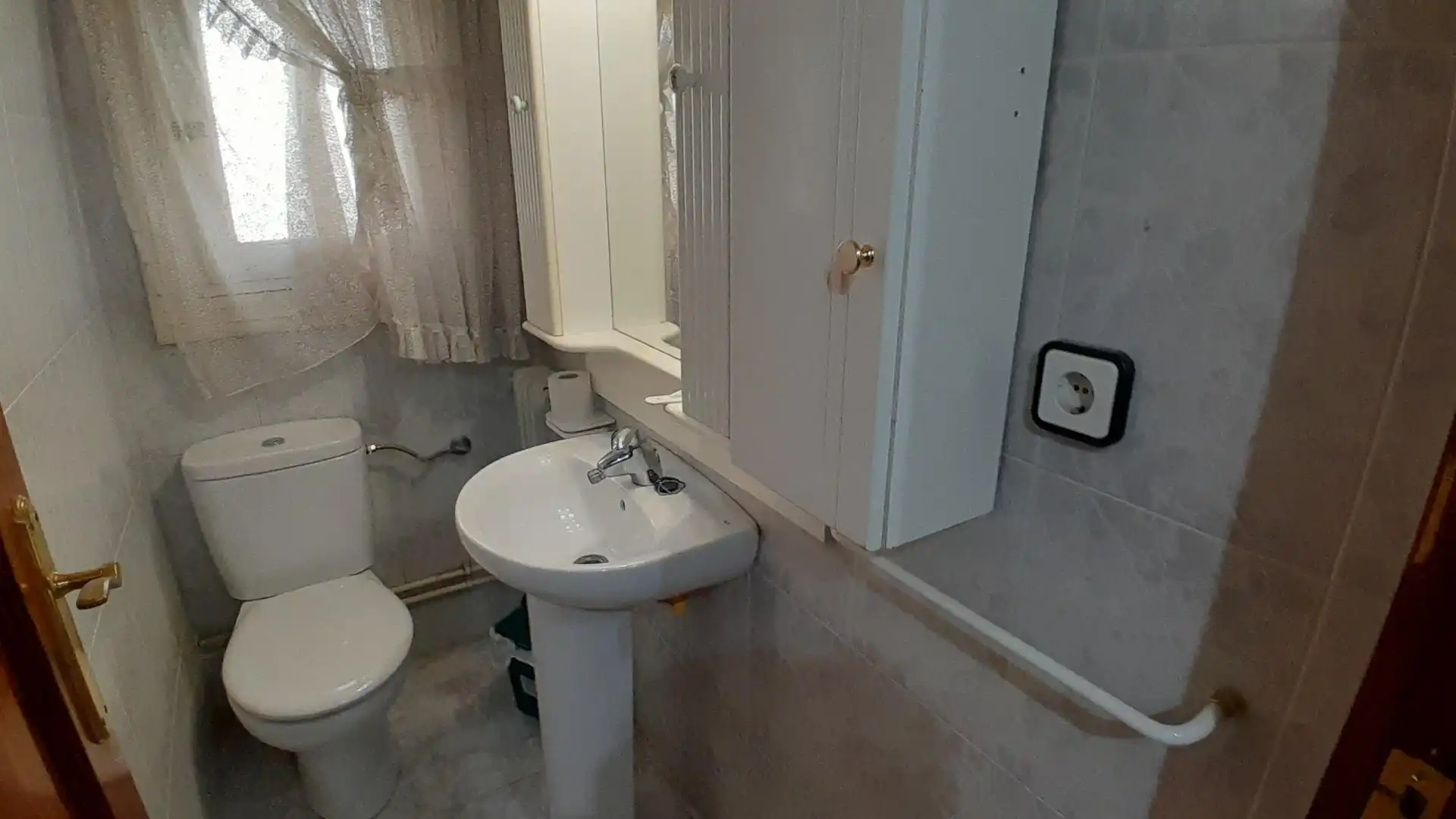 Bany de Pis en venda en Yecla amb Calefacció, Terrassa i Balcó