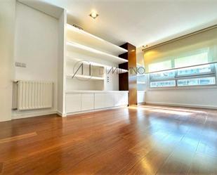 Living room of Flat to rent in Vigo   with Heating, Parquet flooring and Storage room