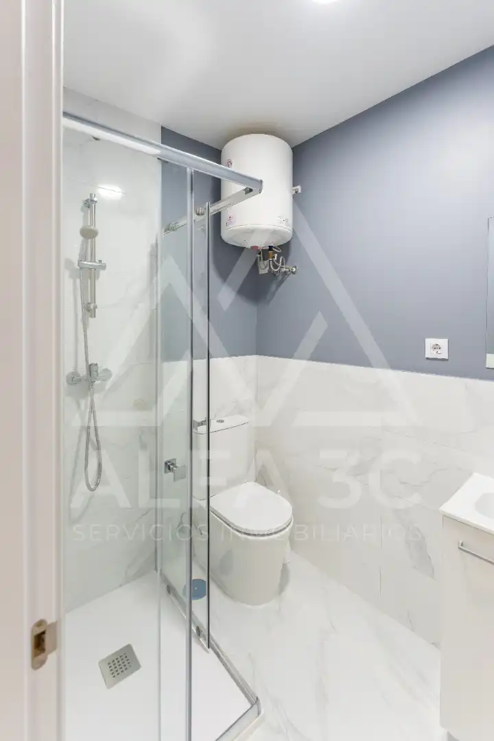 Badezimmer von Wohnung zum Verkauf in Miraflores de la Sierra mit Heizung, Terrasse und Ofen