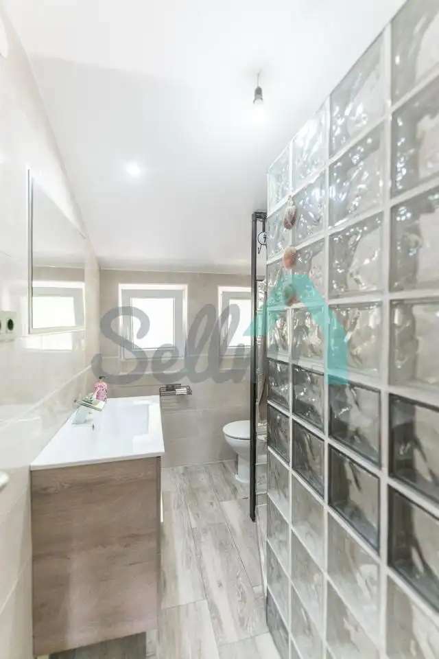 Badezimmer von Einfamilien-Reihenhaus zum Verkauf in Tineo mit Privatgarten